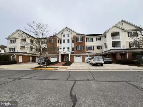 15241 Royal Crest Dr #306, Haymarket, VA 20169