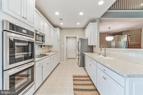 Kitchen - 6545 Box Elder Loop, Gainesville, VA 20155 photo 2 of 3