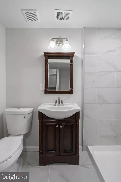 Bath - 3590 Wharf Ln, Triangle, VA 22172 photo 3 of 5