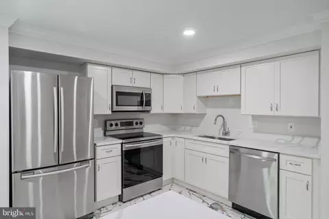 Kitchen - 3590 Wharf Ln, Triangle, VA 22172 photo 2 of 3