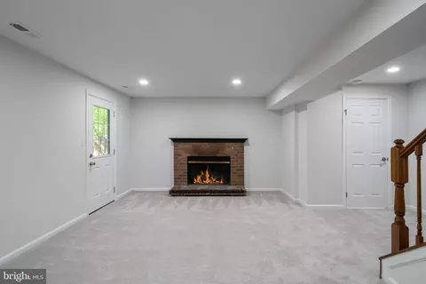 Living - 3590 Wharf Ln, Triangle, VA 22172 photo 8 of 10