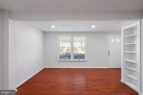 Living - 3590 Wharf Ln, Triangle, VA 22172 photo 5 of 10