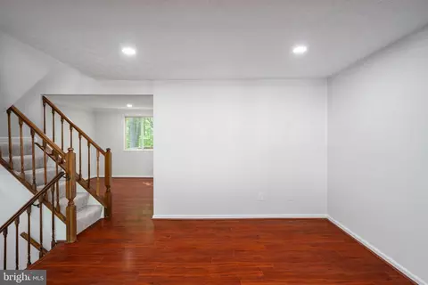 Living - 3590 Wharf Ln, Triangle, VA 22172 photo 2 of 10