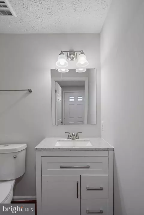 Bath - 3590 Wharf Ln, Triangle, VA 22172 photo 1 of 5