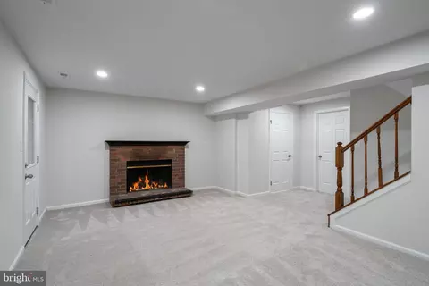 Living - 3590 Wharf Ln, Triangle, VA 22172 photo 9 of 10