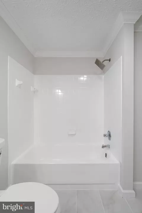 Bath - 3590 Wharf Ln, Triangle, VA 22172 photo 2 of 5