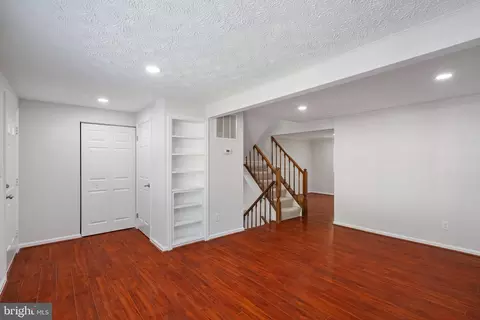 Living - 3590 Wharf Ln, Triangle, VA 22172 photo 7 of 10