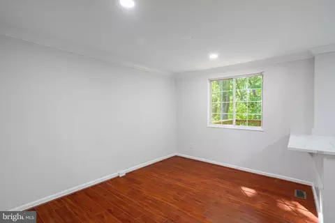 Living - 3590 Wharf Ln, Triangle, VA 22172 photo 3 of 10