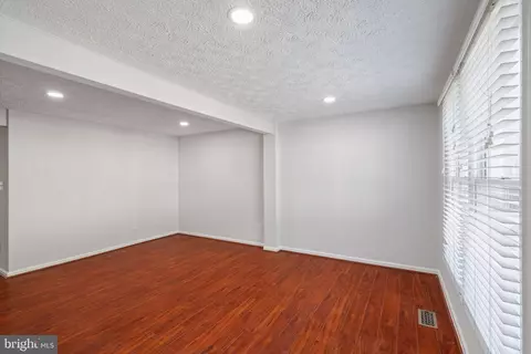Living - 3590 Wharf Ln, Triangle, VA 22172 photo 6 of 10