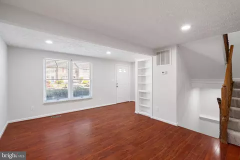 Living - 3590 Wharf Ln, Triangle, VA 22172 photo 4 of 10