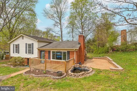 18925 Red Oak Ln, Triangle, VA 22172
