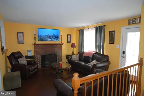 Living - 11623 Smithfield Rd, Manassas, VA 20112 photo 2 of 3