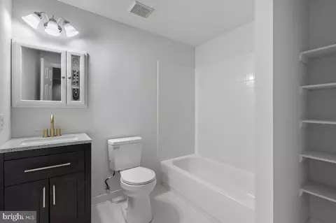 Bath - 6367 Etheridge Ln, Manassas, VA 20112 photo 5 of 5