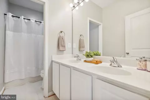 Bath - 9375 Falling Water Dr, Bristow, VA 20136 photo 3 of 4