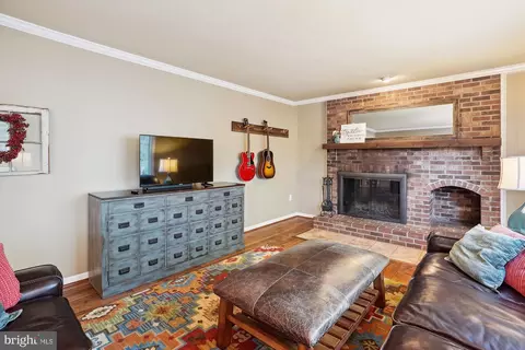 Living - 15134 Holleyside Dr, Dumfries, VA 22025 photo 2 of 5