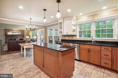 Kitchen - 15134 Holleyside Dr, Dumfries, VA 22025 photo 3 of 6