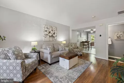 Living - 15515 Three Otters Pl, Manassas, VA 20112 photo 3 of 7