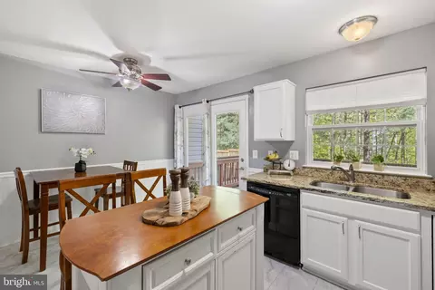 Kitchen - 15515 Three Otters Pl, Manassas, VA 20112 photo 3 of 4