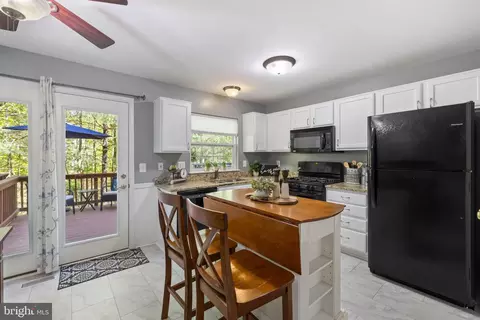 Kitchen - 15515 Three Otters Pl, Manassas, VA 20112 photo 2 of 4