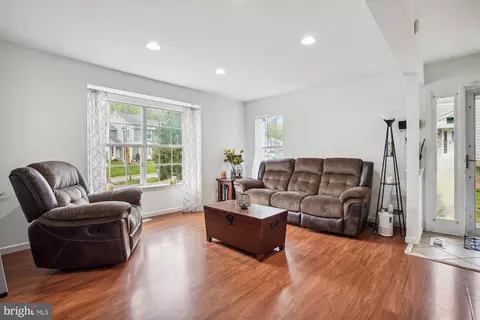Living - 15243 Streamside Ct, Dumfries, VA 22025 photo 2 of 3