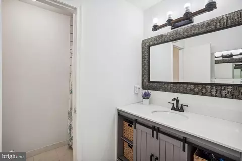 Bath - 15243 Streamside Ct, Dumfries, VA 22025 photo 2 of 4