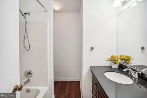 Bath - 15243 Streamside Ct, Dumfries, VA 22025 photo 3 of 4