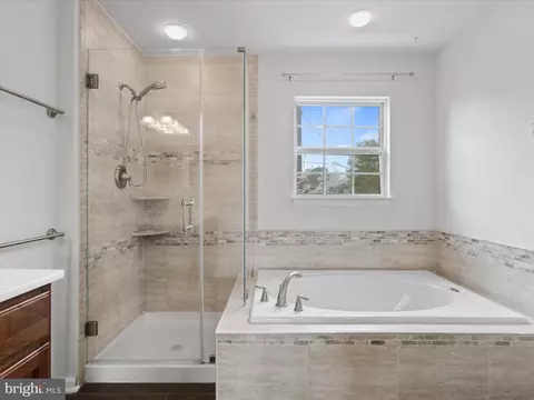 Bath - 10313 Corryton Ct, Manassas, VA 20110 photo 3 of 4
