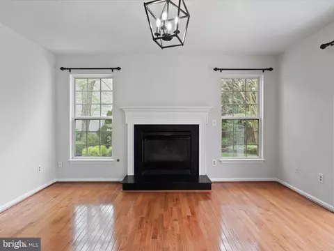 Living - 10313 Corryton Ct, Manassas, VA 20110 photo 2 of 4
