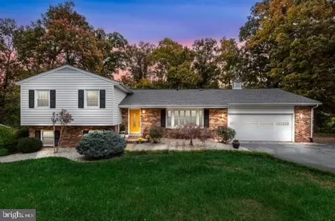 18421 Cabin Rd, Triangle, VA 22172