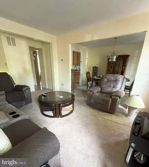 Living - 9470 Abingdon Ct, Manassas, VA 20109 photo 2 of 3