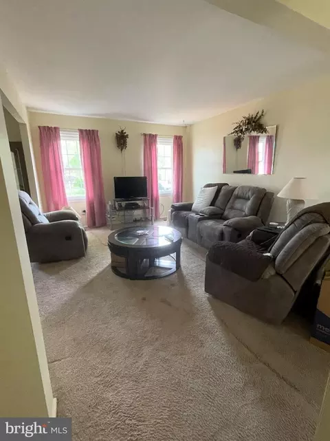 Living - 9470 Abingdon Ct, Manassas, VA 20109 photo 1 of 3