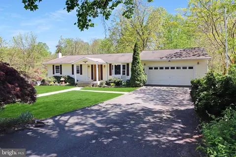 8011 Maplewood Dr, Manassas, VA 20111