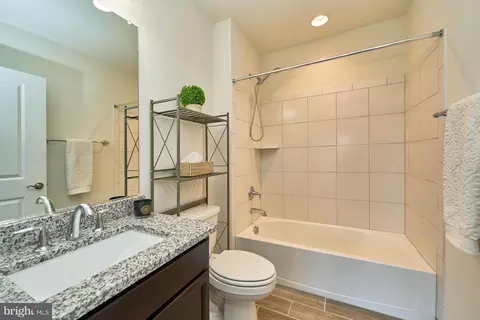 Bath - 7940 Turtle Creek Cir, Gainesville, VA 20155 photo 4 of 6