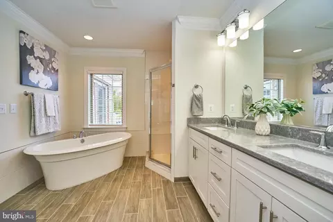 Bath - 7940 Turtle Creek Cir, Gainesville, VA 20155 photo 3 of 6