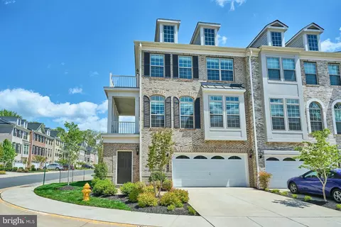 Exterior - 7940 Turtle Creek Cir, Gainesville, VA 20155 photo 2 of 14