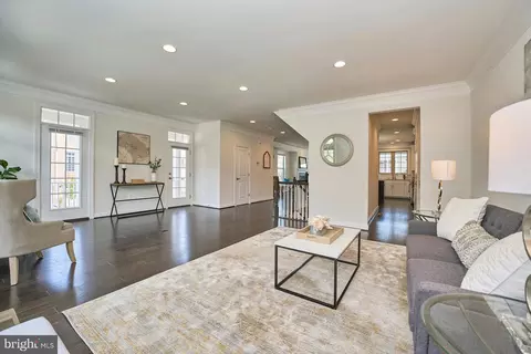 Living - 7940 Turtle Creek Cir, Gainesville, VA 20155 photo 3 of 4