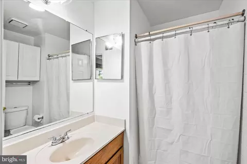 Bath - 8637 Centerton Ln, Manassas, VA 20111 photo 2 of 4