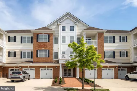 15211 Royal Crest Dr #204, Haymarket, VA 20169