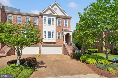 8036 Kamehameha Pl, Gainesville, VA 20155