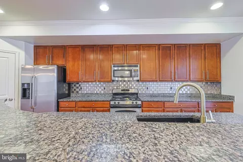 Kitchen - 7824 Cedar Branch Dr, Gainesville, VA 20155 photo 4 of 6