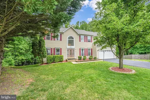 4863 Crestleigh Ct, Dumfries, VA 22025