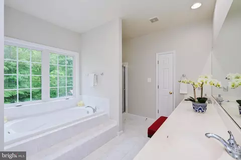 Bath - 8541 Tommy Ct, Manassas, VA 20112 photo 2 of 9