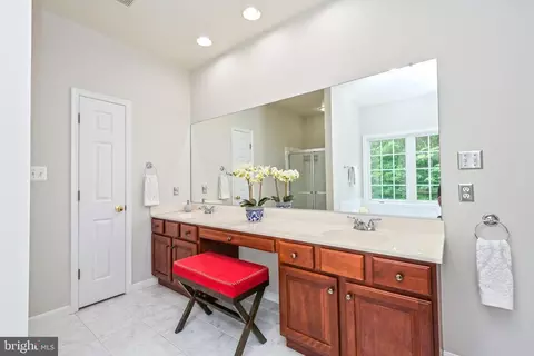 Bath - 8541 Tommy Ct, Manassas, VA 20112 photo 4 of 9