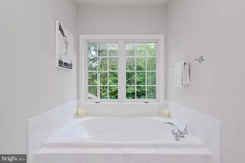 Bath - 8541 Tommy Ct, Manassas, VA 20112 photo 3 of 9