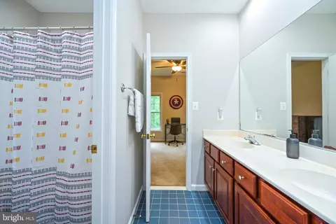 Bath - 8541 Tommy Ct, Manassas, VA 20112 photo 8 of 9
