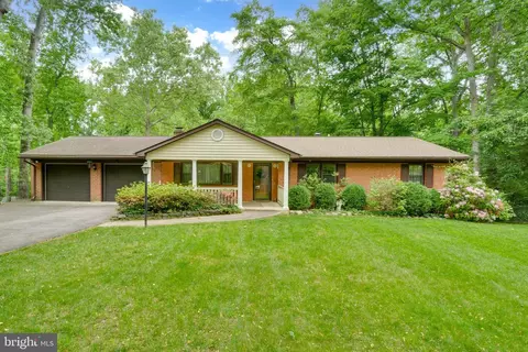 18310 Candice Dr, Triangle, VA 22172