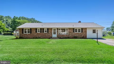 14613 Featherstone Rd, Woodbridge, VA 22191