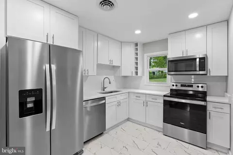 1900 Warren Dr, Woodbridge, VA 22191
