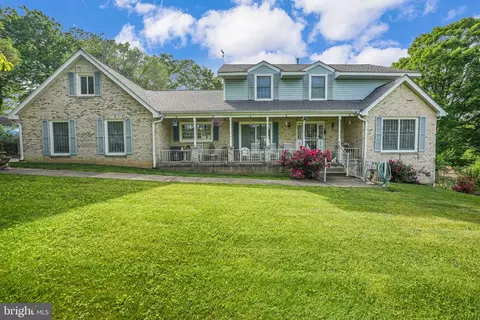 18302 Chestnut Dr, Triangle, VA 22172