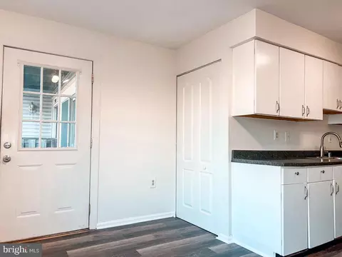 Entry Way - 7554 Belle Grae Dr, Manassas, VA 20109 photo 4 of 5